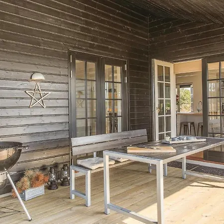 Four-bedroom Holiday In Henne *